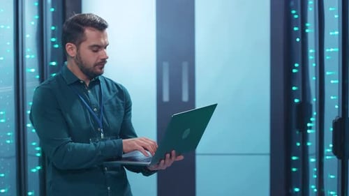 Ein IT-Experte, der sich auf das Management von Serverbetrieb und Technologien spezialisiert hat