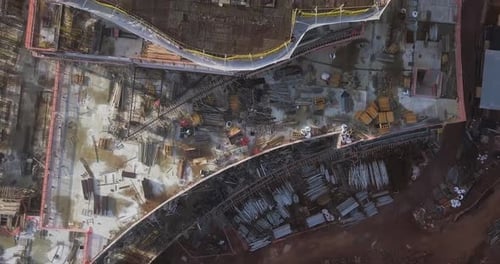 Sitio de construcción de un edificio grande, vista aérea de arriba hacia abajo