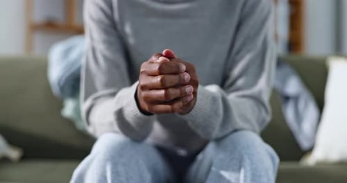 Mains, nervosité et personne anxieuse pour le conseil, l'anticipation ou l'habitude pour le mécanisme d'adaptation