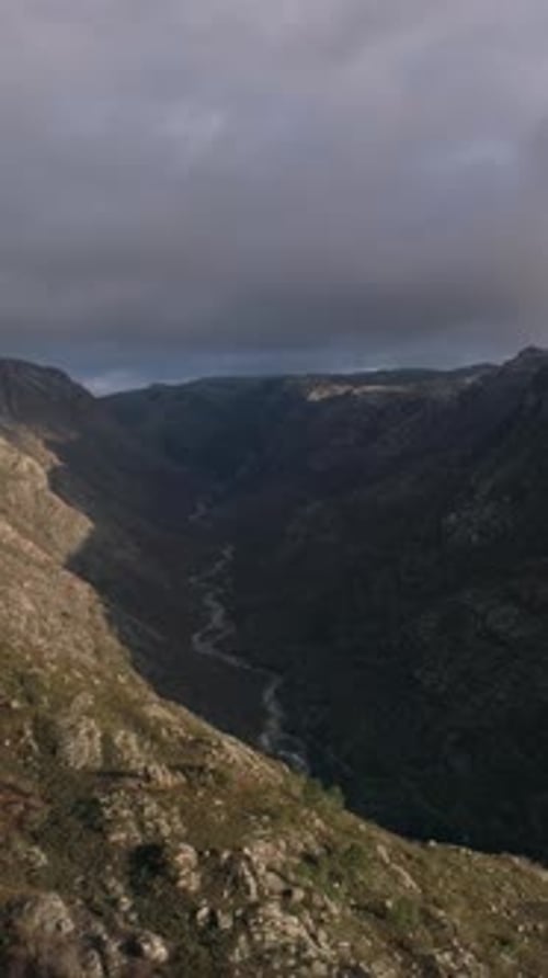 Atemberaubende Berggipfel und Wolken Vertikales Video