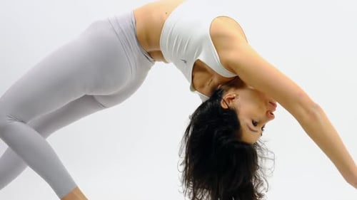 professeur de yoga faisant des poses de yoga en gros plan