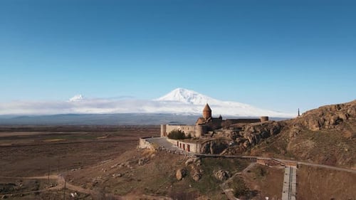 Voo aéreo de drone em paisagem magnífica, paisagem rochosa deserta, fundo de montanha e