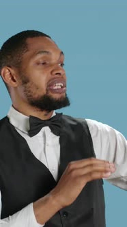 Vidéo verticale Classy Bellboy Hotel Porter répondant à un appel vidéo sur smartphone