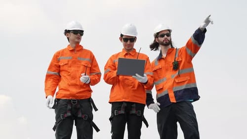 Gruppe von Ingenieuren, die miteinander sprechen und arbeiten. Brainstorming-Projekt für Teammitglieder