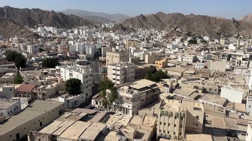 Vue urbaine des bâtiments urbains de Mascate et d'Oman sur l'architecture de la capitale côtière du Moyen-Orient