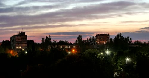 Die Nacht bricht über der Stadt herein