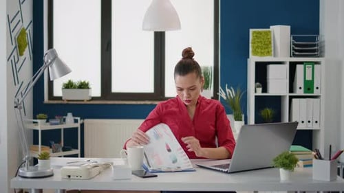 Assistente profissional analisando estatísticas financeiras em arquivos