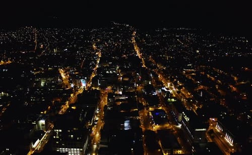 Vídeo em 4K de uma cidade à noite