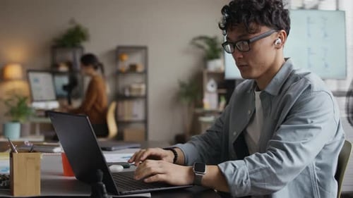 Gestionnaire d'appels vidéo sur un ordinateur portable lorsqu'un collègue travaille sur un ordinateur en arrière-plan