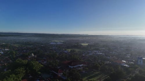 Lever de soleil aérien de Java oriental