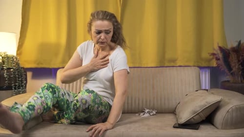 La femme qui s'est réveillée avec des cauchemars dans son sommeil.