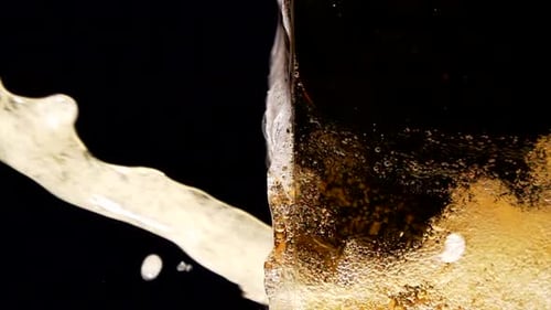 Superzeitlupenaufnahme von Bierblasen im Glas auf schwarzem Hintergrund mit 1000 Bildern pro Sekunde