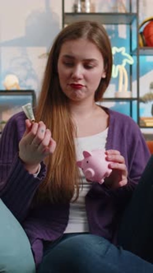 Jeune femme pauvre tenant une tirelire et un billet d'un dollar Crise financière Faillite Pauvreté
