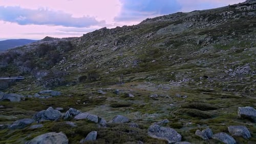 Télésiège à pommeau vide pendant la saison sèche, vue aérienne entourée de rochers à Thredbo, Snowy Mou