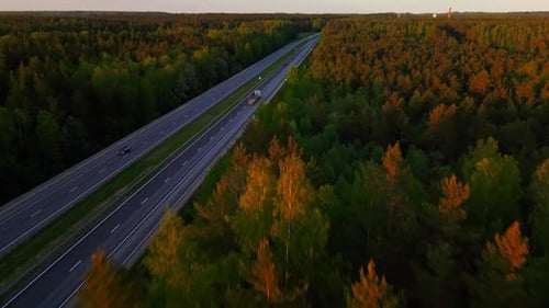 Uma atmosfera pacífica e tranquila é evocada pela vista aérea de uma estrada serena