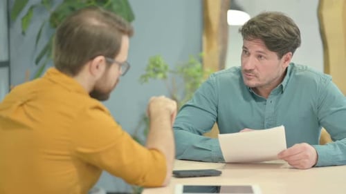 Homme d'affaires discutant de formalités administratives avec un collègue