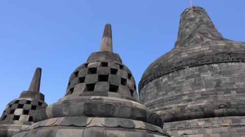 Percorra as estupas do cume do Templo Borobudur.