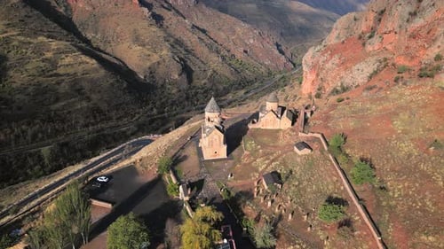 Panorama du complexe du monastère de Noravank (en descente)