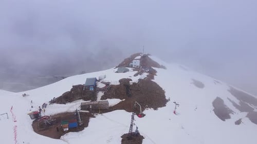 Vue aérienne sur la pente du mont au printemps