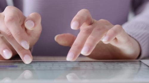 Praktische digitale Tablet-Tastatur, Nahaufnahme, Mädchen bei der Arbeit im Büro, bei der Ferneingabe von Text, den Frau benutzt