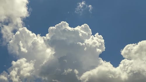 Lapso temporal de cúmulos blancos e hinchados que se forman en el cielo azul del verano moviéndose y cambiando el paisaje nuboso