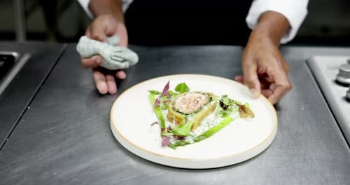 Chef, sirve platos y es experto en platos, cocina y habilidades culinarias para la presentación de alimentos