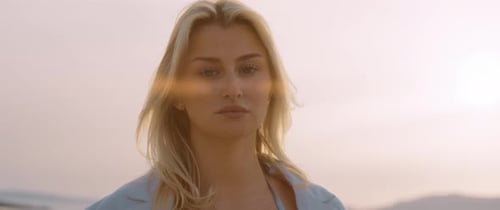 Hermosa mujer en la playa
