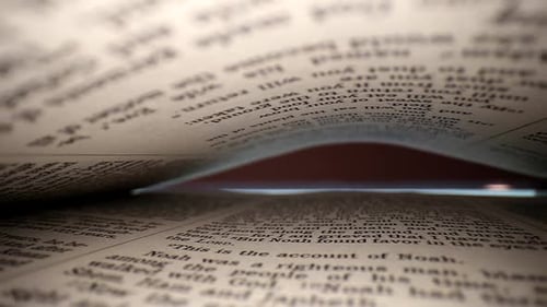 Tirer lentement l'objectif d'un livre @ mots, vue diagonale des pages ; les pages entourent l'objectif. Mediu