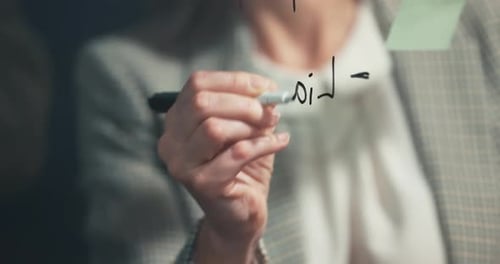 Nahaufnahme von Hand, Schreib- und Glastafel mit Frau, Planung und Strategie im Büro mit Stift
