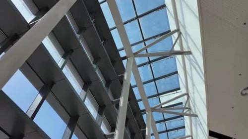 Filmmusik majestätischer Blick auf Gebäude mit Stahlkonstruktion