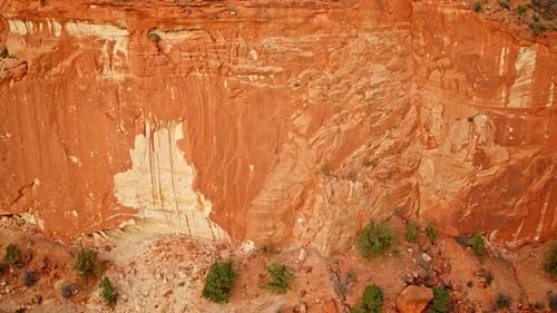 Vue aérienne montrant les formations Théâtrales et le relief coloré des hoodoos de Toadstool.