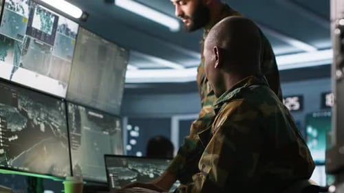 Experten verwenden Ortungsgeräte und Radarsysteme in der Kommandozentrale