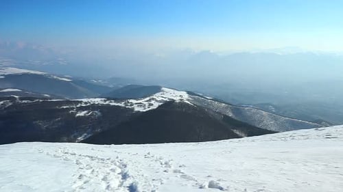 Panoramablick von der Spitze eines verschneiten Berges, Panoramaaufnahme