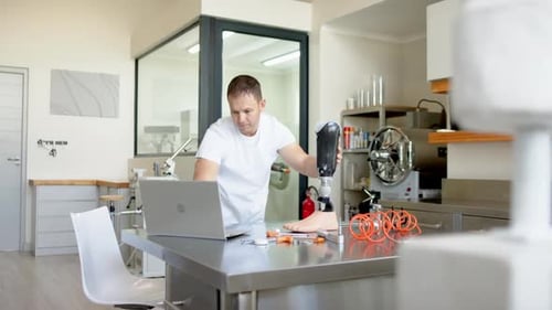 Bei der Arbeit im Prothesenlabor passt der Mann die Prothese mit Werkzeugen auf dem Tisch an
