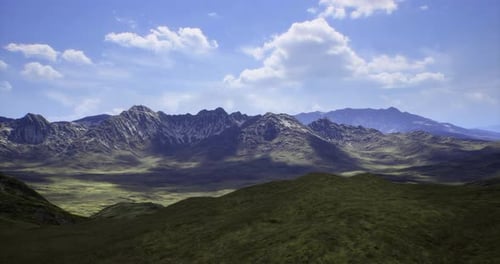 Berglandschaft mit sanften Hügeln und vereinzelten Wolken im Sonnenlicht