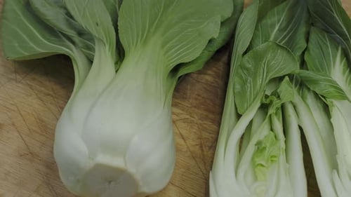 Endives sur une planche à découper en bois (Cichorium intybus). Chicorées fraîches