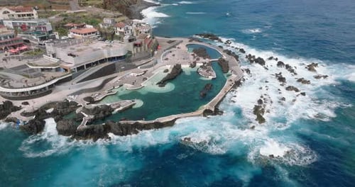 Impresionante piscina natural de Porto Moniz en Madeira, Portugal