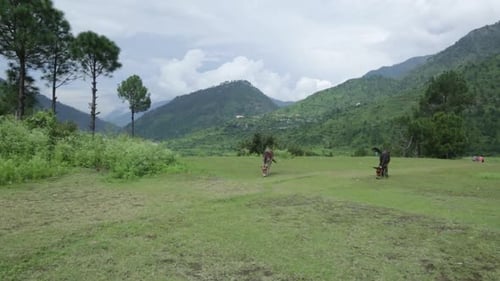 La belleza de las colinas del Himalaya, Uttarak y la India: casas, personas, colinas