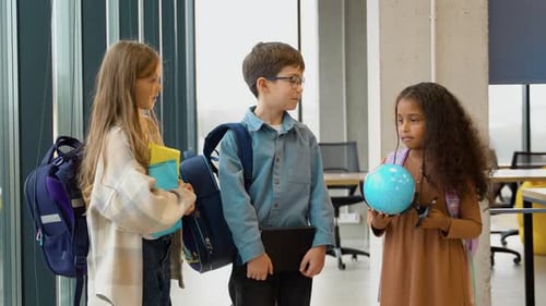 Drei verschiedene Schüler kommunizieren nach dem Unterricht in der Klasse