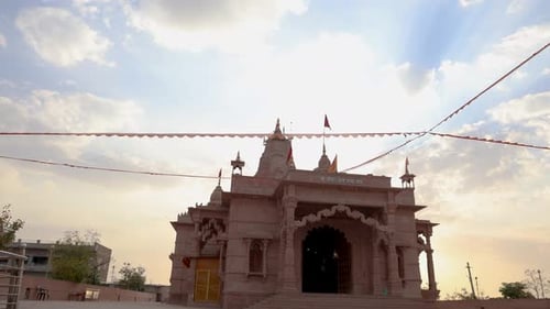 temple artistique hindou avec un ciel de coucher de soleil spectaculaire le soir sous un angle unique. La vidéo est prise à