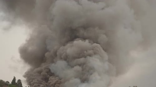 Épaisse fumée provenant d'un incendie