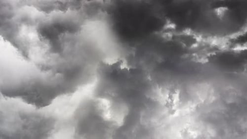 Gewitter und weiße Cumulonimbuswolken am Himmel.