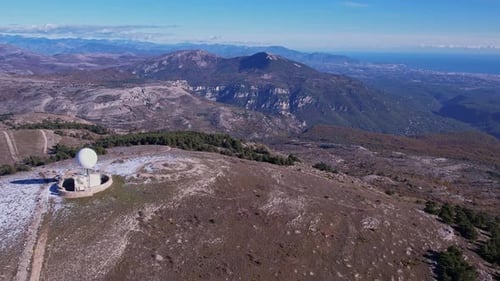 Vue aérienne d'un parapente au sommet du Haut Montet