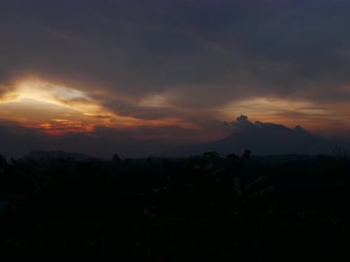 Timelapse de nuages dans le ciel nocturne des montagnes