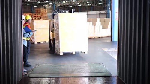 Lagerarbeiter arbeitet. Lager-Import Exportprodukt. Regale im Lagerhaus