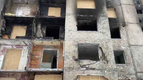 Ein beschädigtes Haus in der Stadt Kiew, Ukraine, nach einem russischen Raketenangriff