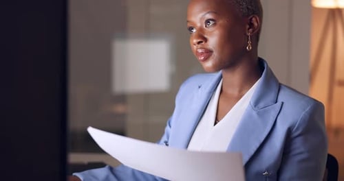 Documentos, empresa y mujer negra trabajando en un correo electrónico, un Porfolio y una propuesta de inicio