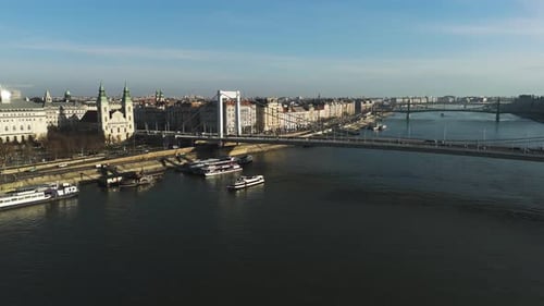 Vista de drone de Budapeste na Golden Hour com reflexões do rio Danúbio