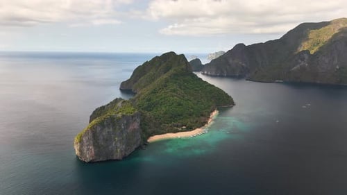 Duiklocatie Helicopter Island tropical coastline with limestone cliffs and turquoise waters