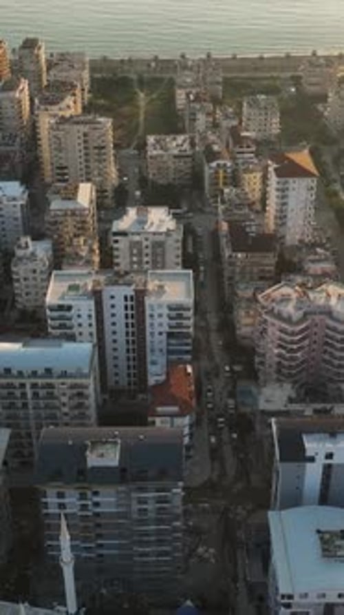 Vídeo vertical sobre el bullicio del edificio: perspectiva aérea de las obras de construcción y el lujo